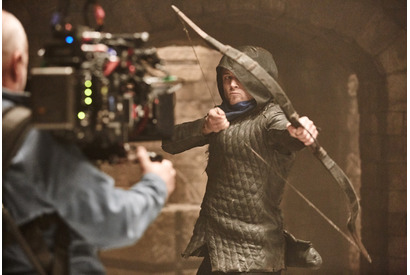 タロン、ドヤ顔に美声も披露『フッド：ザ・ビギニング』メイキング 画像