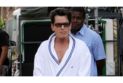 チャーリー・シーン、公開書簡でアシュトン・カッチャーに詫びを入れる 画像