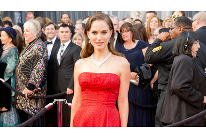 ナタリー・ポートマンがオスカー授賞式で着用のヴィンテージ・ドレス、5万ドルで売却 画像