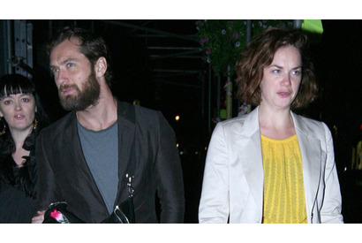 ジュード・ロウに新恋人。お相手は舞台で共演した9歳年下の女優 画像