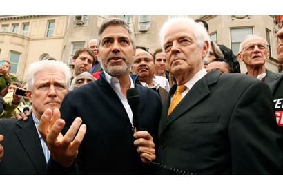 ジョージ・クルーニー、スーダン大使館前のデモ参加中に一時身柄を拘束される 画像