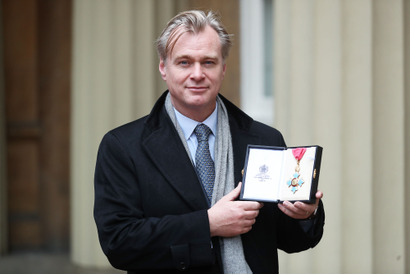 クリストファー・ノーラン監督、大英帝国勲章を受章 ウィリアム王子が授与 画像