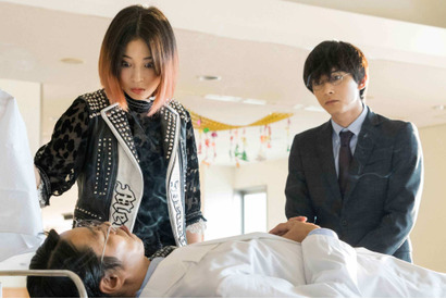 広瀬すずが歌唱、白衣の松田翔太ら『一度死んでみた』場面写真一挙解禁 画像