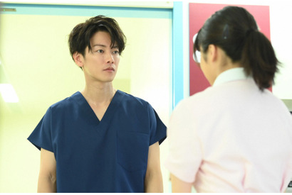 佐藤健のドS＆白衣に「ずるい…」ファン歓喜　「恋はつづくよどこまでも」第1話 画像