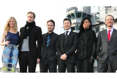 浅野忠信の「米海軍よりも自衛隊の方がキレイ」発言に監督が慌ててフォロー！ 画像