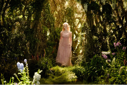 『マレフィセント2』ファンタジックな二つの国の対比に注目 画像