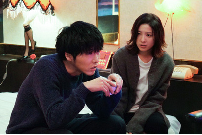 柄本佑の「踏みとどまろう」からの“一線越えキス”にTL騒然…「知らなくていいコト」6話 画像