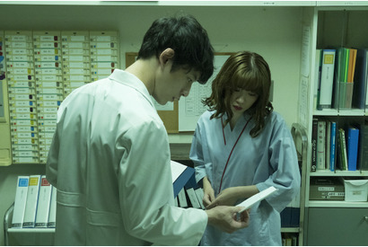 坂口健太郎が声荒げる…永野芽郁＆大谷亮平らの撮影裏映す『仮面病棟』メイキング映像 画像