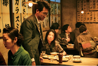 大泉洋×小池栄子ら、現場が一体となった“手品”のような撮影シーン『グッドバイ』 画像