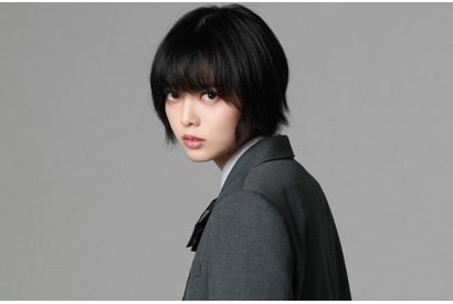 平手友梨奈、2度目の映画は岡田将生×志尊淳W主演『さんかく窓の外側は夜』！ 呪いを操る女子高生役 画像