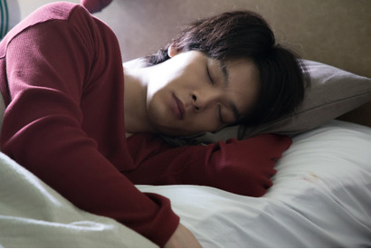 中村倫也の寝顔カットに注目『ホーム・アローン』っぽくやってみた？『水曜日が消えた』 画像