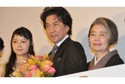 紫綬褒章受章の役所広司を宮崎あおい、樹木希林ら女優陣が花束で祝福 画像