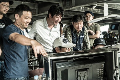 キム・ユンソク、チュ・ジフンに「賛辞を贈りたい」『暗数殺人』メイキング 画像