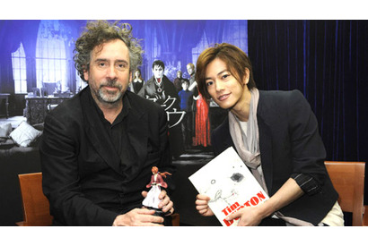 奇才ティム・バートンが佐藤健にサインのおねだり！　次回作オファーも？ 画像