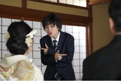 小芝風花、中村倫也の“弟”に変装!?「美食探偵」でムチャぶりに対応 画像