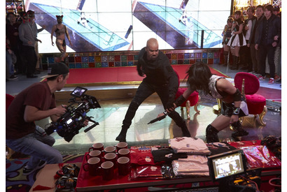 シェマー・ムーア、激しいスタントに思わず本音が…「S.W.A.T.」S3東京撮影メイキング 画像