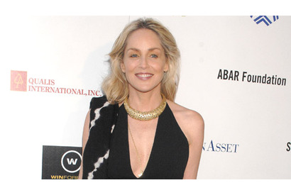 シャロン・ストーン、元使用人から不当解雇を理由に訴えられる 画像