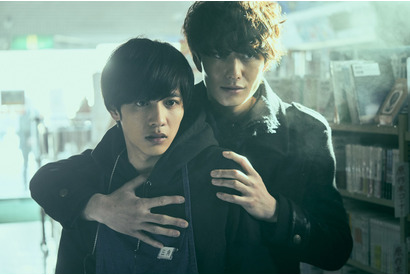 岡田将生＆志尊淳の心霊探偵バディ、除霊シーン写真到着『さんかく窓の外側は夜』 画像