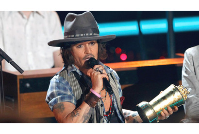 MTVムービー・アワードで受賞のジョニー・デップ、スピーチ代わりにギター演奏 画像