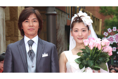 “ホタル”綾瀬はるか、ウエディングドレス姿を披露「きつくないか心配だった…」 画像