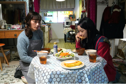 草なぎ剛＆服部樹咲、親子のように手作り料理を囲む『ミッドナイトスワン』初映像解禁 画像