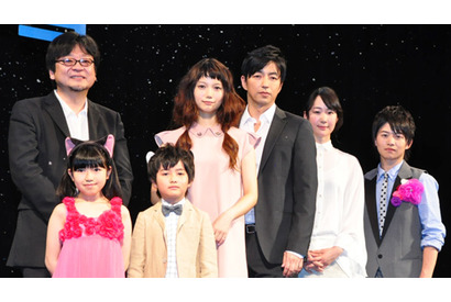 宮崎あおい＆大沢たかおが相合傘で登場！　大沢の“パパ”ぶりに絶賛 画像