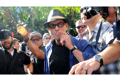 チャーリー・シーン、父親のカードを盗んだ15歳の初体験を赤裸々告白 画像