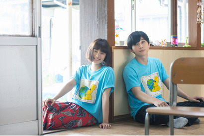 吉沢亮＆杉咲花、お揃いTシャツから一転…神妙に見つめ合う『青くて痛くて脆い』場面写真 画像