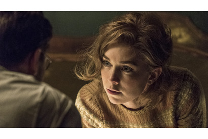 ヴァネッサ・カービー、“英国王女”からの進化とカリスマ的魅力に迫る『赤い闇 スターリンの冷たい大地で』 画像