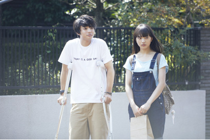 伊藤健太郎、清原果耶の“憧れの隣人”に『宇宙でいちばんあかるい屋根』場面写真 画像