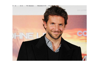 ブラッドリー・クーパー、スカーレット・ヨハンソンと“友達”以上の関係に？ 画像