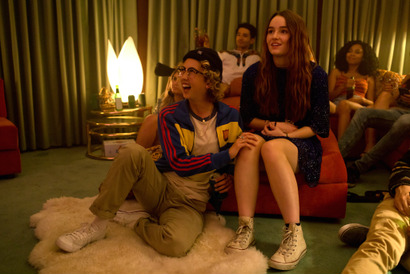 『ブックスマート』ケイトリンが熱唱するカラオケシーン到着！魅力的な音楽も明らかに 画像