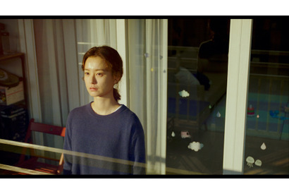 茫然自失の“ジヨン”…『82年生まれ、キム・ジヨン』場面写真　“夫婦”のメイキング画像も 画像