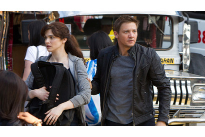 極寒の氷河にジェレミー・レナーが裸でダイブ？　『ボーン・レガシー』メイキング映像 画像