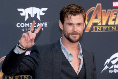 クリス・ヘムズワースの“水中”瞑想動画に6歳の息子が登場 画像