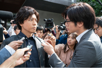 上川隆也＆原田泰造、緊張感あふれる場面写真初公開「夜がどれほど暗くても」 画像
