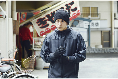 岡田准一、鋭い眼光で戦闘モード！『ザ・ファブル　第二章』場面写真 画像