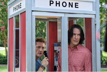 『ビルとテッド』最新作、未来からの使者に娘たちもびっくり！本編映像解禁　 画像