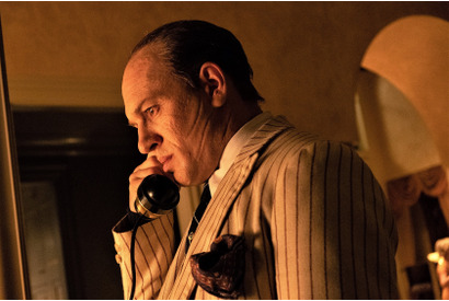 トム・ハーディ演じる伝説のギャング、狂気と妄想に取り憑かれ銃を乱射『カポネ』予告 画像