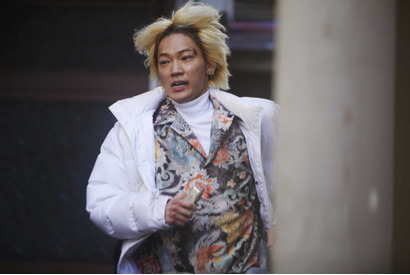 綾野剛「思った以上に車は重かった」疾走、轢かれる場面も…『ヤクザと家族』本編映像 画像