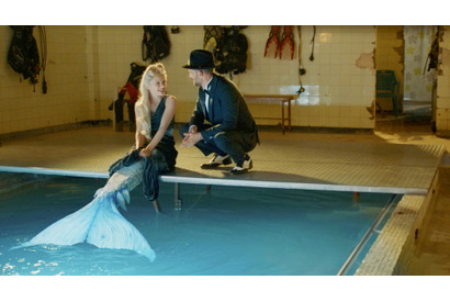 歌声を聞くと心臓破裂!?人魚の不思議な力を告白…『マーメイド・イン・パリ』本編映像 画像