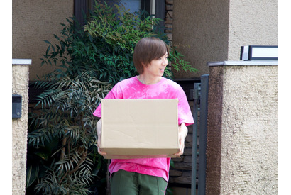 松村北斗の引っ越しを“親友”七五三掛龍也が手伝う『ライアー×ライアー』場面写真 画像