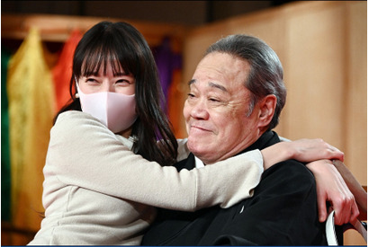 戸田恵梨香の“小悪魔”ぶりが話題に リアルな“介護ストーリー”にも注目集まる「俺の家の話」1話 画像