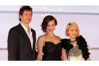 ミラ・ジョヴォヴィッチ「夫は私をイジメるのが好きなの…」とファンを前に暴露!? 画像