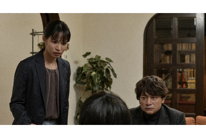 香取慎吾“万丞”「手つなぎ派」発言にざわめく視聴者、主題歌も話題に…「アノニマス」2話 画像