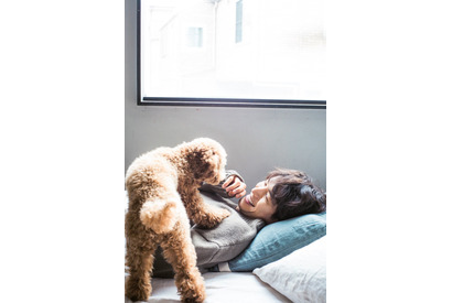 福士蒼汰、犬と戯れる…デビュー10周年記念フォトブック発売 画像