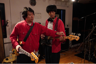 松坂桃李、べースに苦戦？『あの頃。』メイキング写真 画像