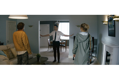 不気味な不動産屋が案内する“理想の家”内見スタート…『ビバリウム』 画像