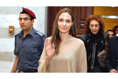 アンジェリーナ・ジョリー、ヨルダン、イラクなどのシリア難民キャンプを訪問 画像