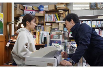 松岡茉優“高野”が倒れる…『騙し絵の牙』連続する騙しを彩る“映画音楽”特別映像 画像